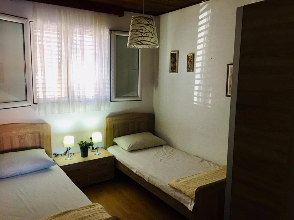 Apartman Mijic โตรกีร์ ภายนอก รูปภาพ
