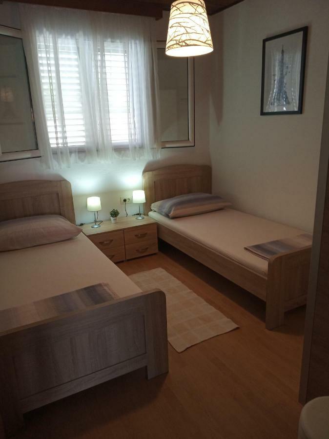 Apartman Mijic โตรกีร์ ภายนอก รูปภาพ